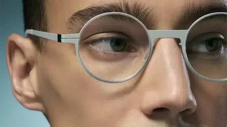 Primer plano de un modelo con gafas redondas minimalistas de la colección Stereotomic Series de lool eyewear