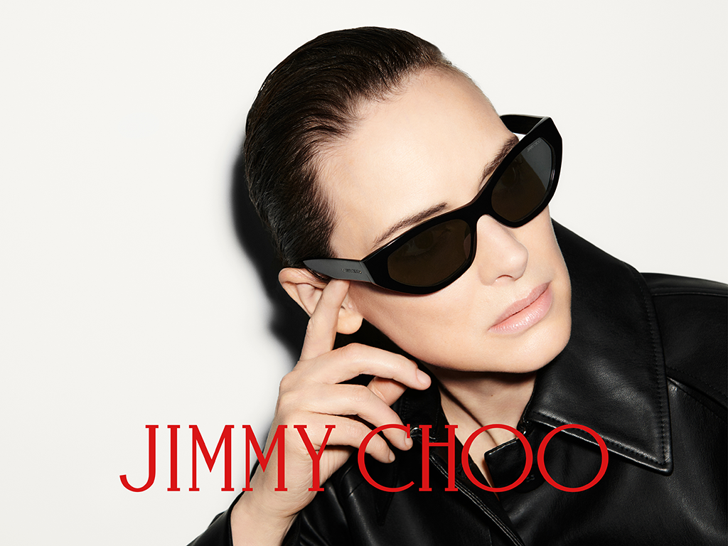 Winona Ryder portant des lunettes noires Jimmy Choo JC5022B dans la campagne Automne 2024.