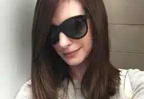 Anna Hathaway portant des lunettes de soleil Oliver Goldsmith Manhattan, un modèle iconique inspiré des années 60.