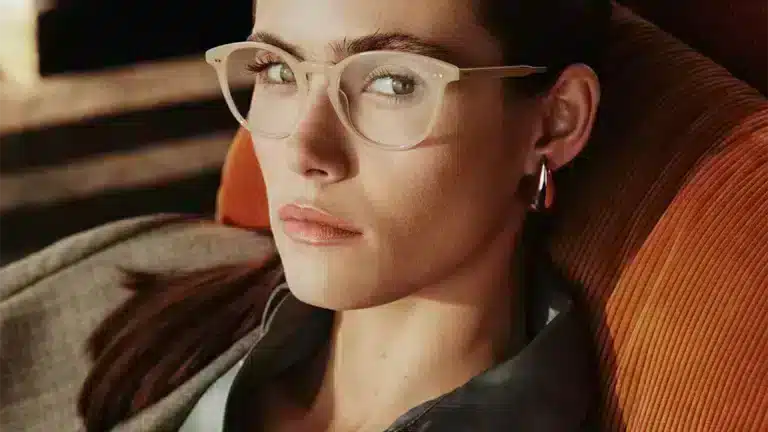 Mujer con gafas graduadas Etnia Barcelona Vintage 2025, una montura transparente de diseño retro y refinado.