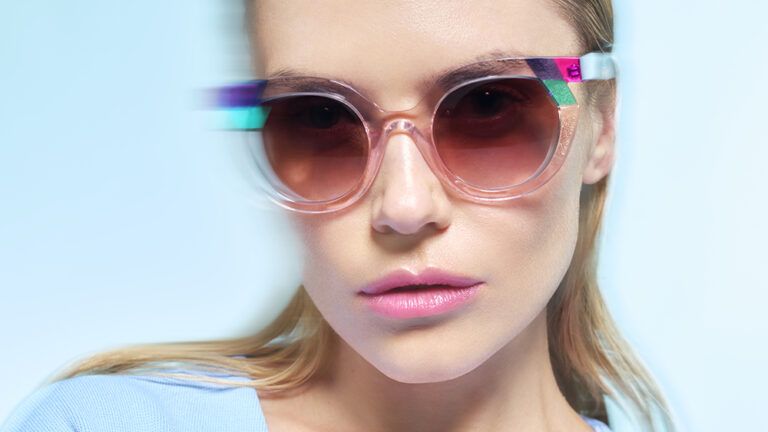 Gafas de sol FACE À FACE, modelo BLURED de la colección COLOUR LAB / OVER LAP, con tonos translúcidos y efecto de superposición.