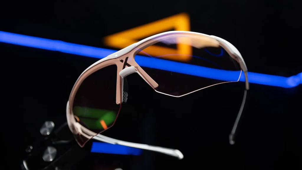 Lunettes esport Horus X ProXima avec design futuriste et verres haute protection, mises en valeur sur un fond sombre avec des lumières néon.