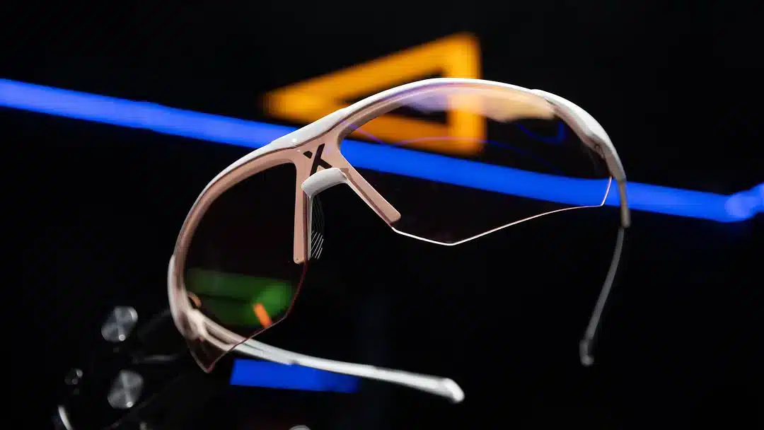 Gafas esport Horus X ProXima con un diseño futurista y lentes de alta protección, resaltadas sobre un fondo oscuro con luces de neón.