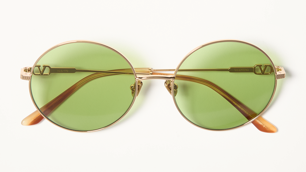 Lunettes Valentino Eyewear avec monture en métal doré et verres teintés vert, détail du design exclusif de la collection Avant les débuts par Alessandro Michele.