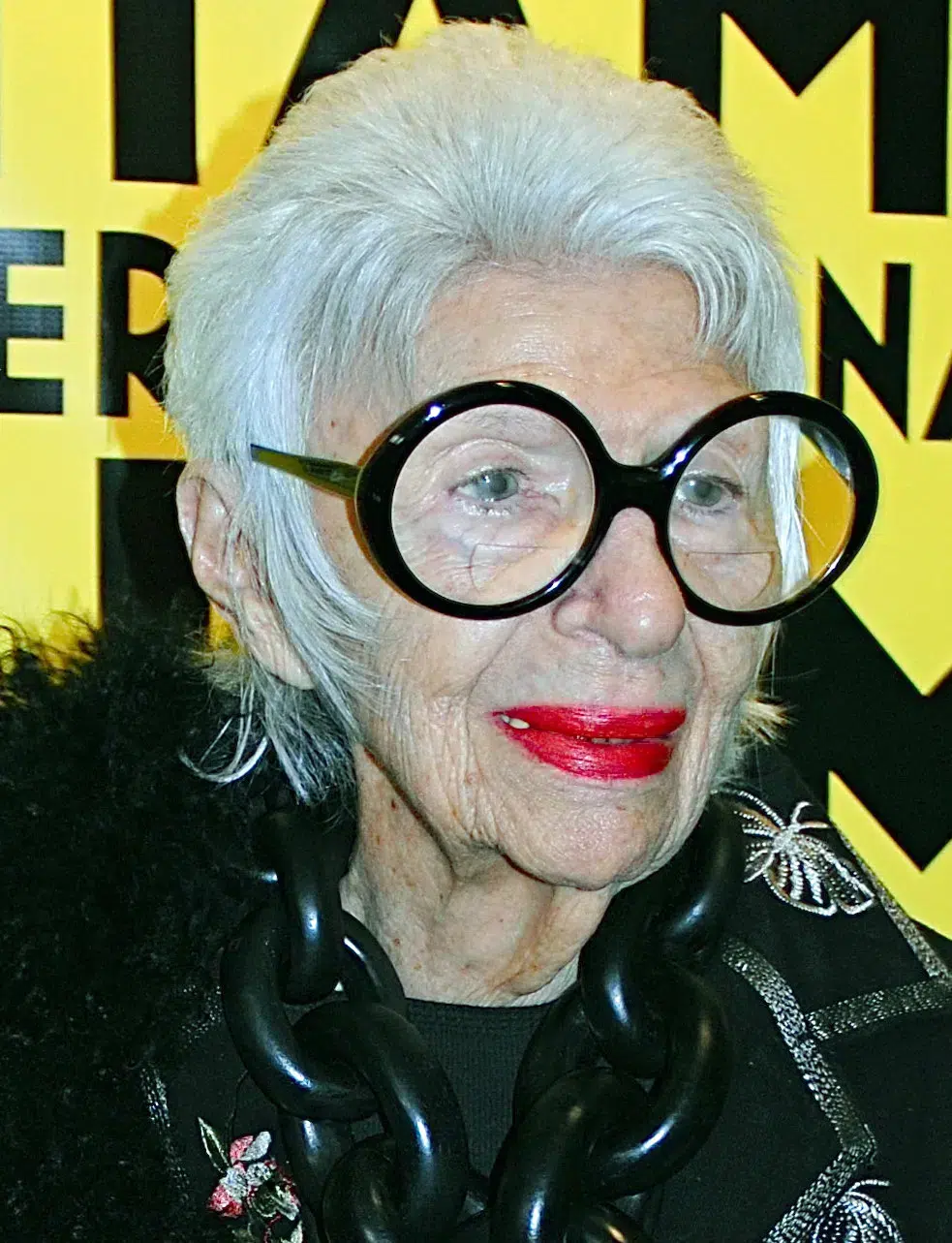Gafas oversize mujer 2025 : la guía definitiva de tendencias 11 Oversized womens glasses 2025. Iris Apfel wearing her iconic oversized glasses, a symbol of her unique and eccentric style.