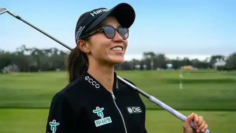 Lydia Ko souriante sur un terrain de golf, portant des lunettes de soleil Maui Jim