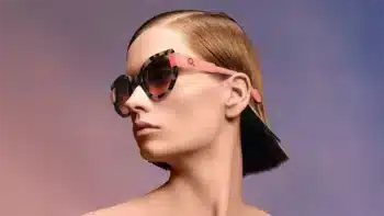 Chroma Etnia Barcelona 2025 : Modelo con gafas de sol oversize Chroma de Etnia Barcelona, montura carey y varillas rosas.
