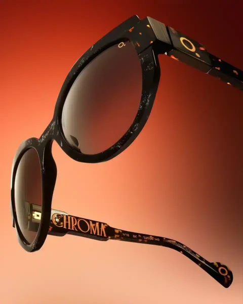 Lunettes de soleil Chroma SS25 par Etnia Barcelona, monture noire effet écaille avec logo orange.