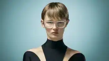 Modelo con gafas de la colección Stereotomic Series de lool eyewear, con un diseño minimalista