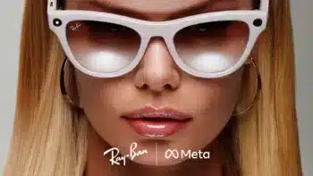 Gafas inteligentes. Mujer con gafas inteligentes blancas Ray-Ban x Meta, que destacan la innovación tecnológica de las gafas inteligentes en 2025.