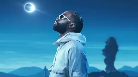 Oakley x Jaylen Brown 741: Gafas deportivas edición 2025 en campaña visual.