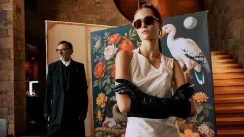 Gafas de sol vintage 2025. Una mujer con gafas de sol Etnia Barcelona Vintage 2025, de estilo retro y elegante, junto a un hombre con traje oscuro.