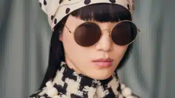 Parisee - Modèle portant des lunettes de soleil rondes Valentino de la collection "Avant les Débuts", avec un look rétro chic inspiré de la haute couture.