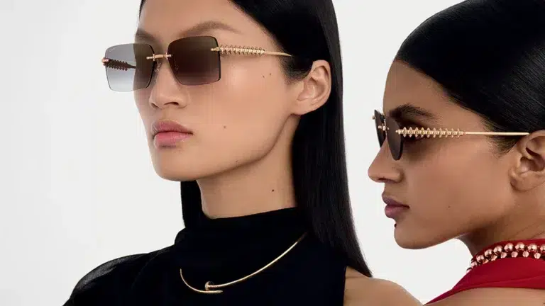 Gafas : tendencias y novedades 52 gafas Clash de Cartier 2025 con montura de metal dorado y detalles de clavos móviles en las varillas