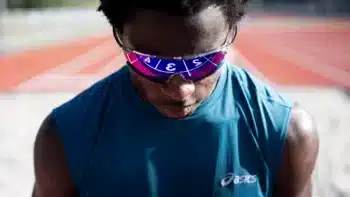 Lunettes de sport Rudy Project : modèle aérodynamique à écran miroir porté par un sprinteur sur piste