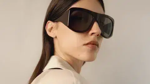 Lunettes oversize mujer 2025 con montura de acetato marrón oscuro, combinadas con un conjunto crema de estilo minimalista y seguro
