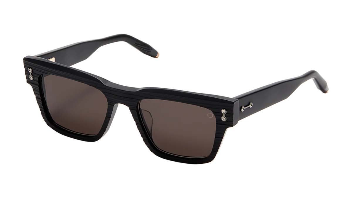 Le look Akoni de Julia Piaton pour le nouveau Klapisch 4 Akoni COLUMBA sunglasses
