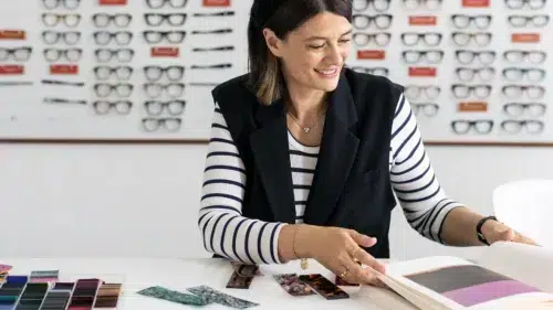 Elena Orsi Mazzucchelli, Product Development Manager en Mazzucchelli, analiza muestras de acetato de celulosa para impulsar la innovación sostenible en la industria óptica.