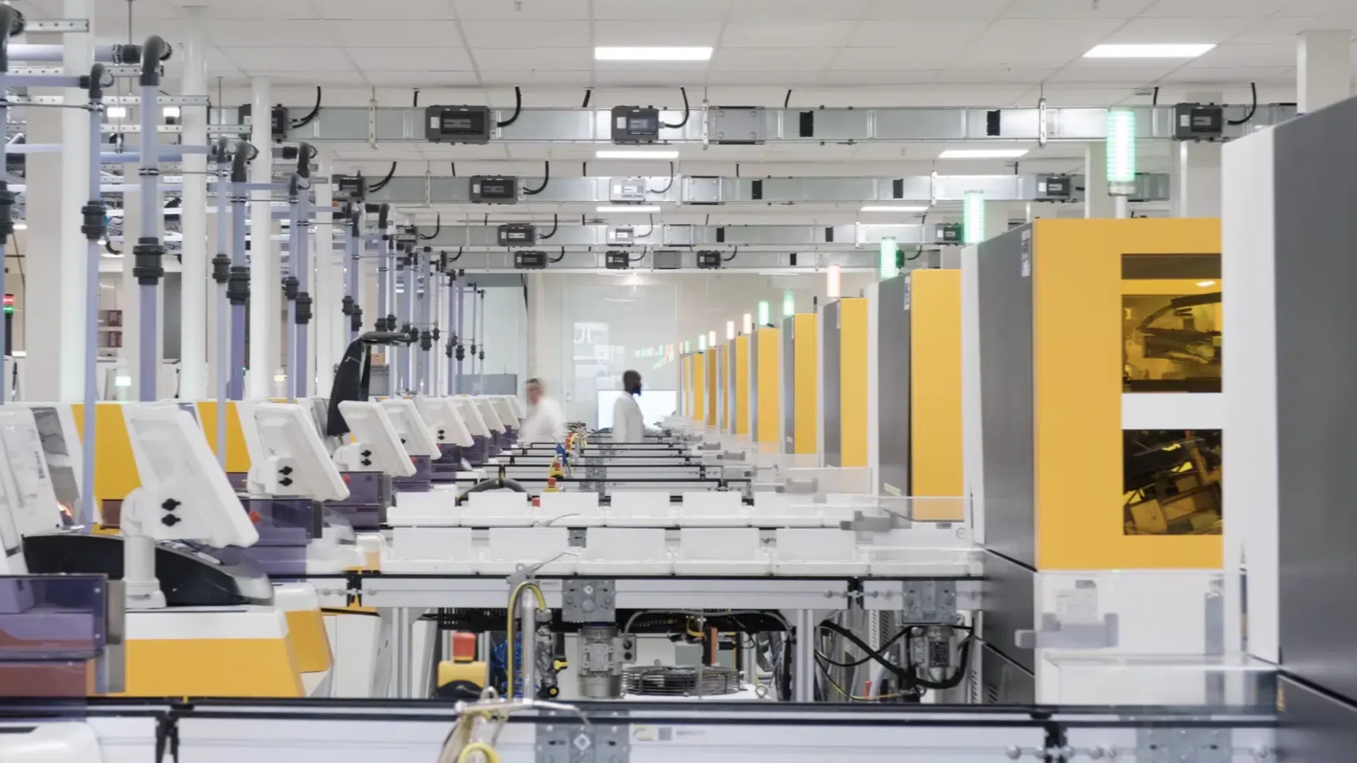 EssilorLuxottica ouvre un labo futuriste en France 1 EssilorLuxottica -usine Wissous 2025