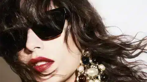 Saint Laurent SS25: gafas gráficas para mujeres decididas