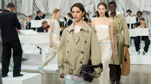 Maison Margiela Co-Ed SS26 : tailoring déconstruit et romantisme plastique