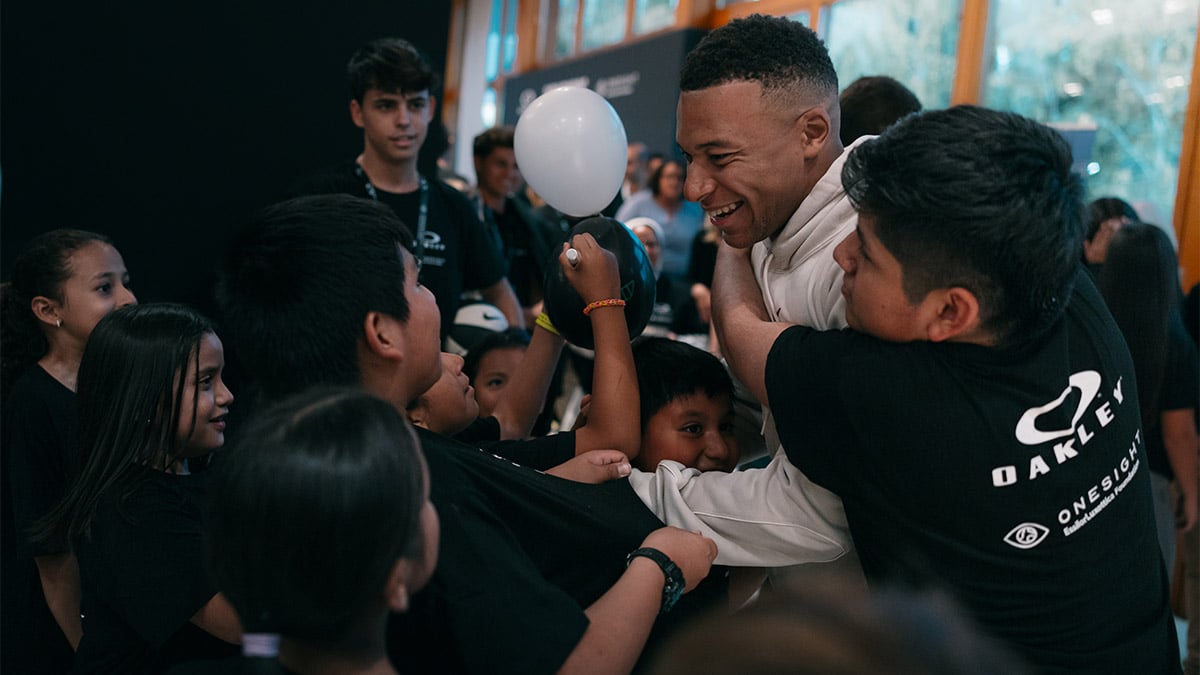 Oakley x Mbappé x OSELF Madrid : une action solidaire pour la vision des jeunes