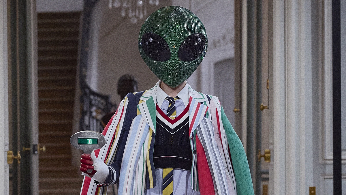 Thom Browne Primavera-Verano 2026: un desfile en órbita entre costura y fantasmagoría
