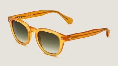 Gafas de sol Dorata, montura panto en acetato amarillo miel transparente, puente keyhole, remaches en rombo, lentes verdes degradadas, vista 3/4