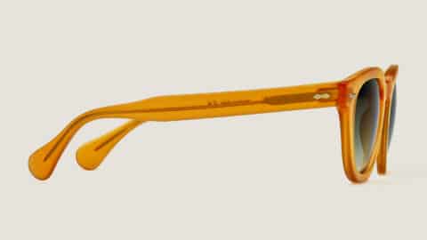 Gafas de sol Dorata, vista de perfil, montura en acetato amarillo miel transparente, remache en rombo en el frontal, patilla fina, lente verde degradada