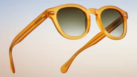 Gafas de sol Dorata, vista tres cuartos trasera, montura en acetato amarillo miel transparente, remaches en rombo, patillas finas, lentes verdes degradadas
