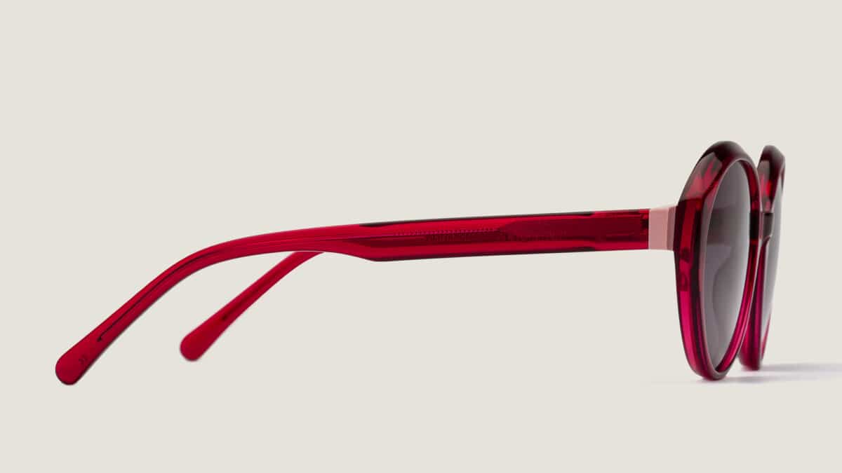 Gafas de sol Fiamma, montura redonda rojo transparente, vista de perfil, lentes grises