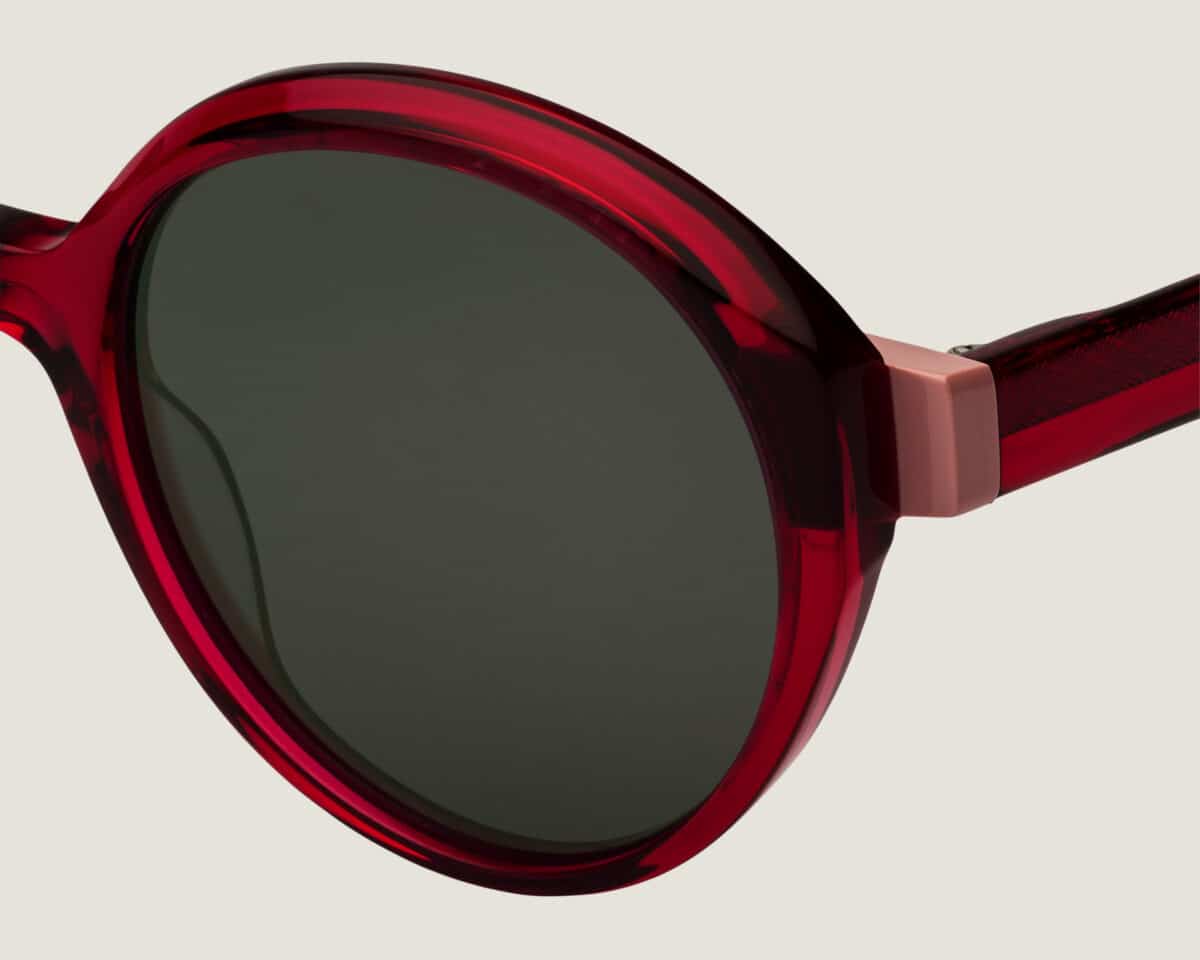 Detalle Fiamma, gafas de sol redondas rojo transparente, bisagra y varilla, lentes grises