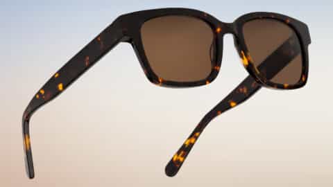 Gafas de sol Incantevole, montura rectangular de acetato carey, lentes marrones, vista lateral