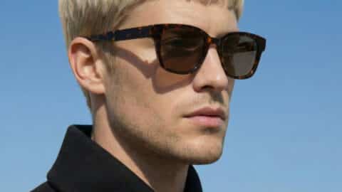 Gafas de sol Incantevole puestas, montura rectangular de acetato carey, lentes marrones