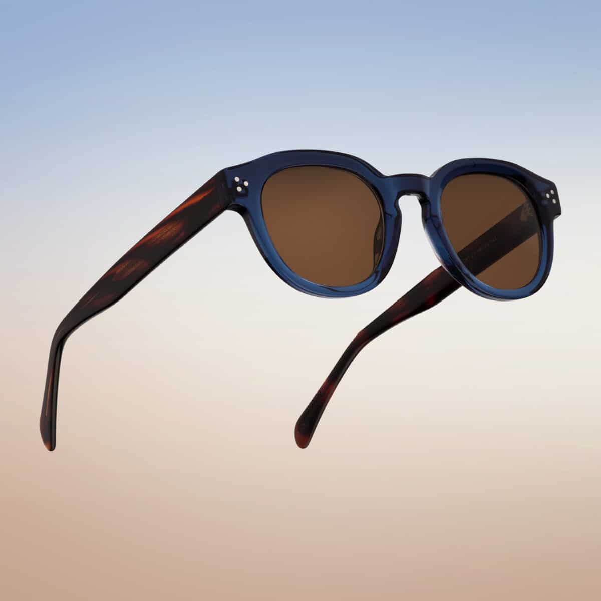 Gafas de sol Lucenti, forma pantos en acetato azul transparente, lentes marrones, vista lateral