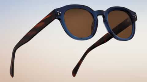 Gafas de sol Lucenti, forma pantos en acetato azul transparente, lentes marrones, vista lateral
