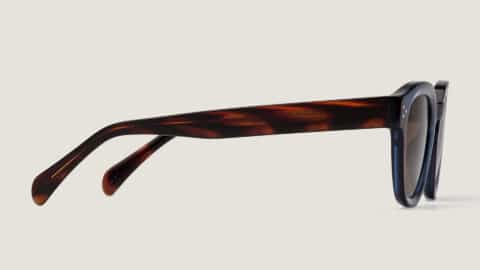 Gafas de sol Lucenti, forma pantos en acetato azul transparente, lentes marrones, perfil