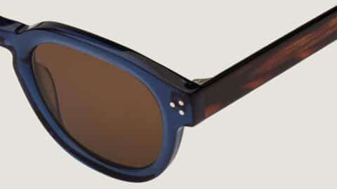 Gafas de sol Lucenti, detalle de remaches frontales y bisagra, acetato azul transparente, lente marrón