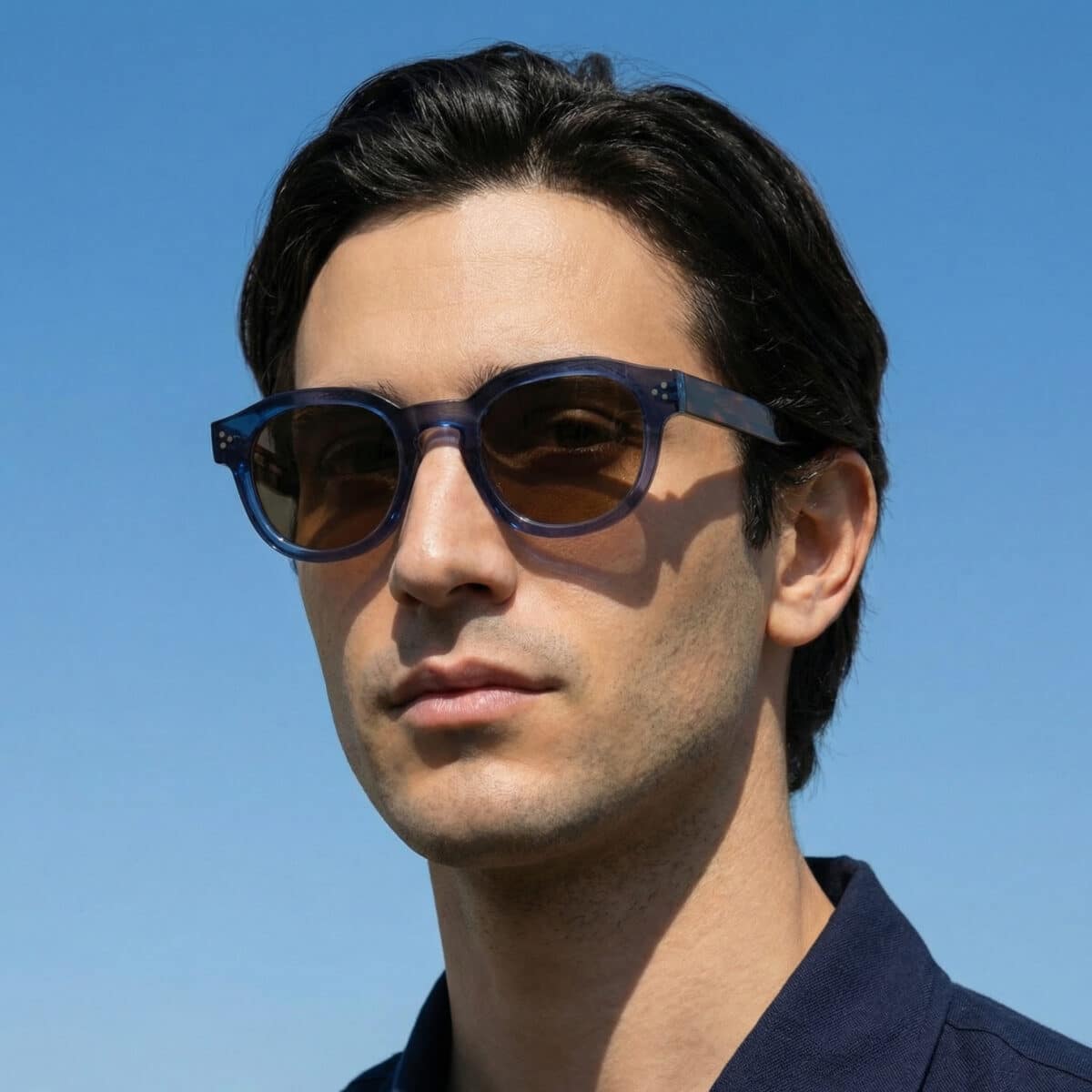 Gafas de sol Lucenti puestas, forma pantos en acetato azul transparente, lentes marrones