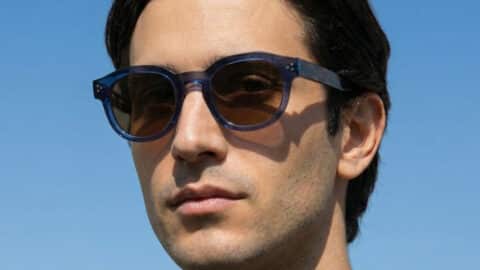 Gafas de sol Lucenti puestas, forma pantos en acetato azul transparente, lentes marrones