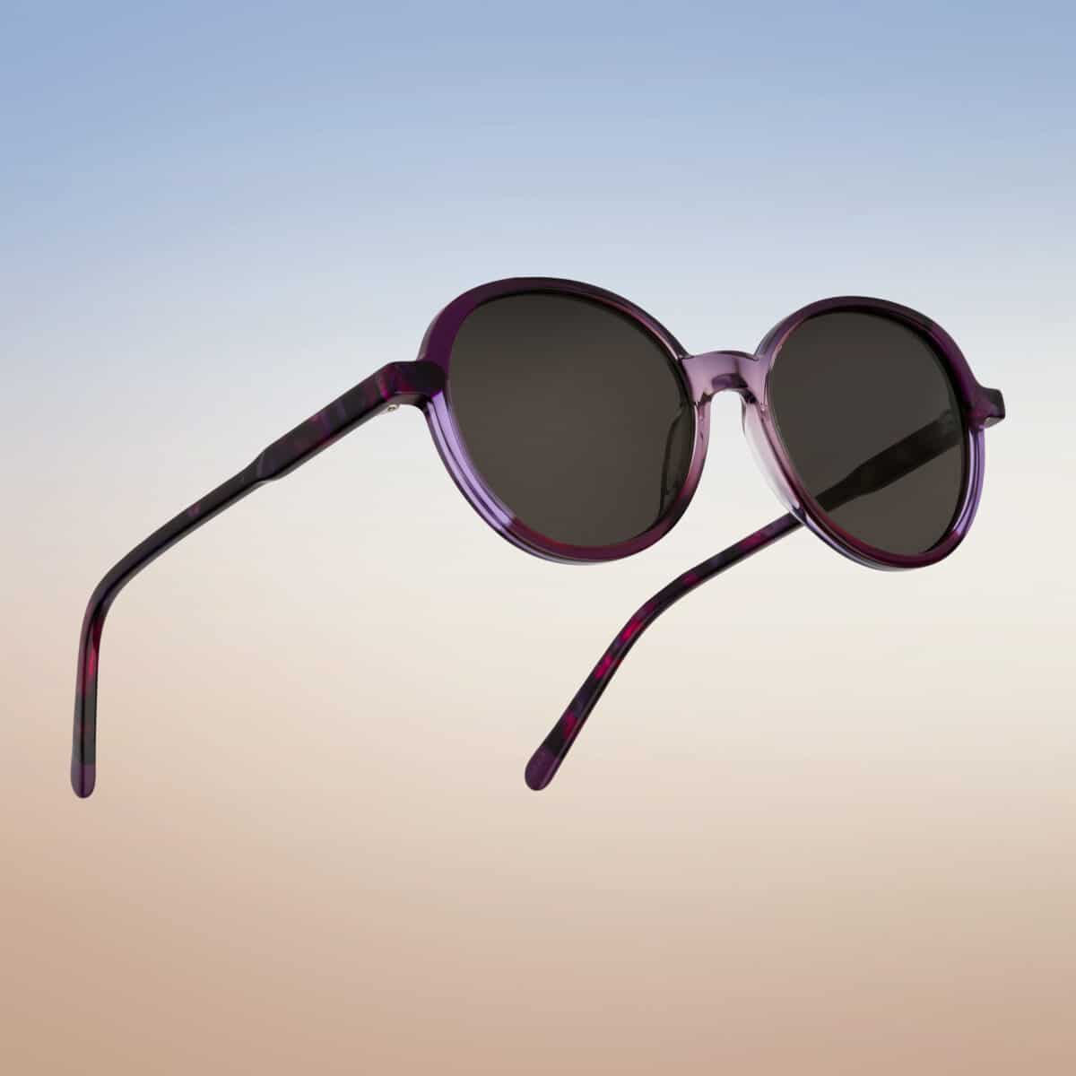 Gafas de sol Stelle, montura redonda de acetato violeta transparente, lentes grises, vista lateral