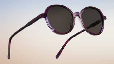 Gafas de sol Stelle, montura redonda de acetato violeta transparente, lentes grises, vista lateral