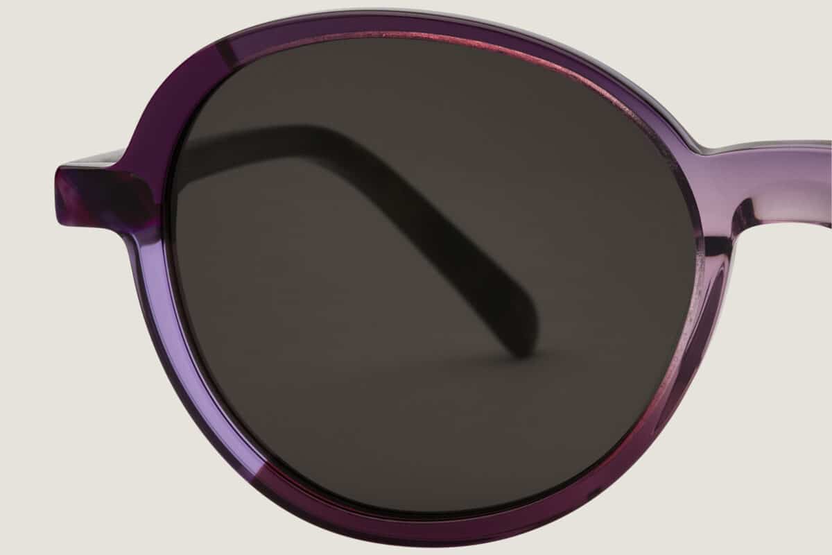 Gafas de sol Stelle, detalle del frontal redondo en acetato violeta transparente, lente gris