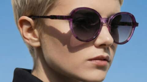 Gafas de sol Stelle puestas, montura redonda de acetato violeta transparente, lentes grises