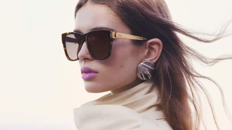 Lunettes Chloé Holly, design géométrique et métal doré, campagne Eyewear SS26