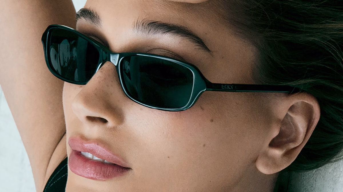 DKNY Spring 2026 Hailey Bieber : le retour d’une icône dans un loft artistique new-yorkais 26 DKNY Spring 2026 Hailey Bieber : une campagne entre art et icône new-yorkaise