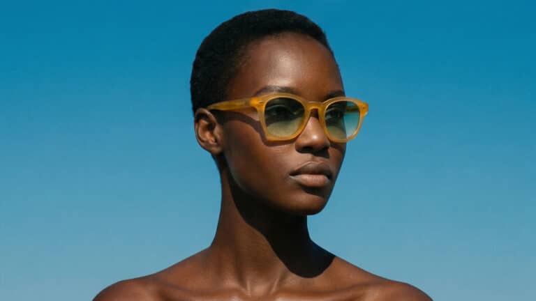 Dorata, lunettes de soleil panto en acétate miel translucide, portées