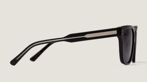 Detalle lateral de la varilla de las gafas de sol Essentiel N1 en acetato negro mate con inserto metálico texturizado y lentes gris oscuro