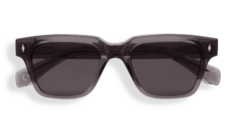 Vista frontal de las gafas de sol Essentiel N2: montura rectangular de acetato ahumado translúcido con lentes gris oscuro y remaches metálicos