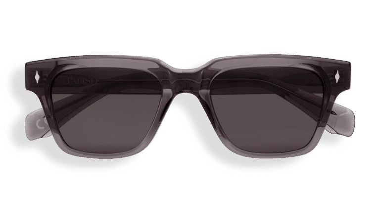 Vista frontal de las gafas de sol Essentiel N2: montura rectangular de acetato ahumado translúcido con lentes gris oscuro y remaches metálicos